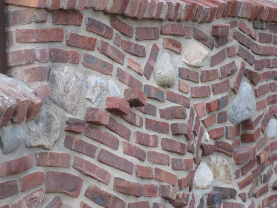 Камень в кирпичной кладке
