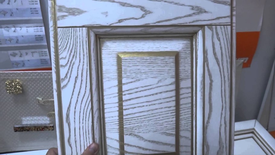 Перекраска кухонных фасадов из дерева