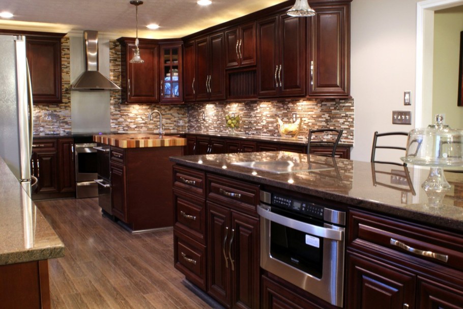 Кухонный гарнитур коричневый