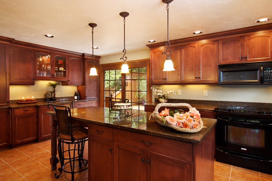 Интерьер кухни с коричневой мебелью