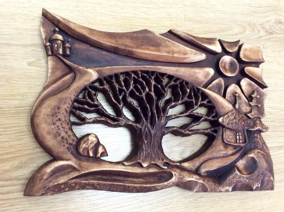 Резное панно из дерева на стену