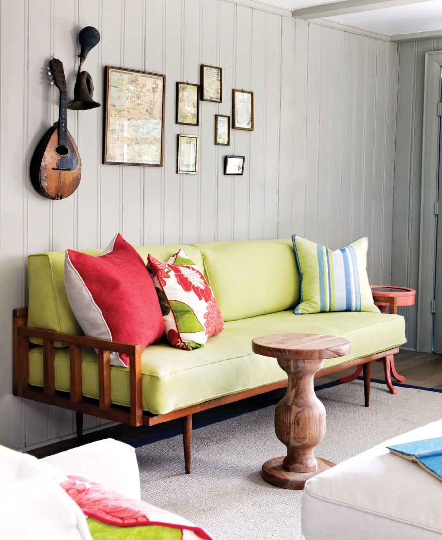 Зеленый диван с подушками