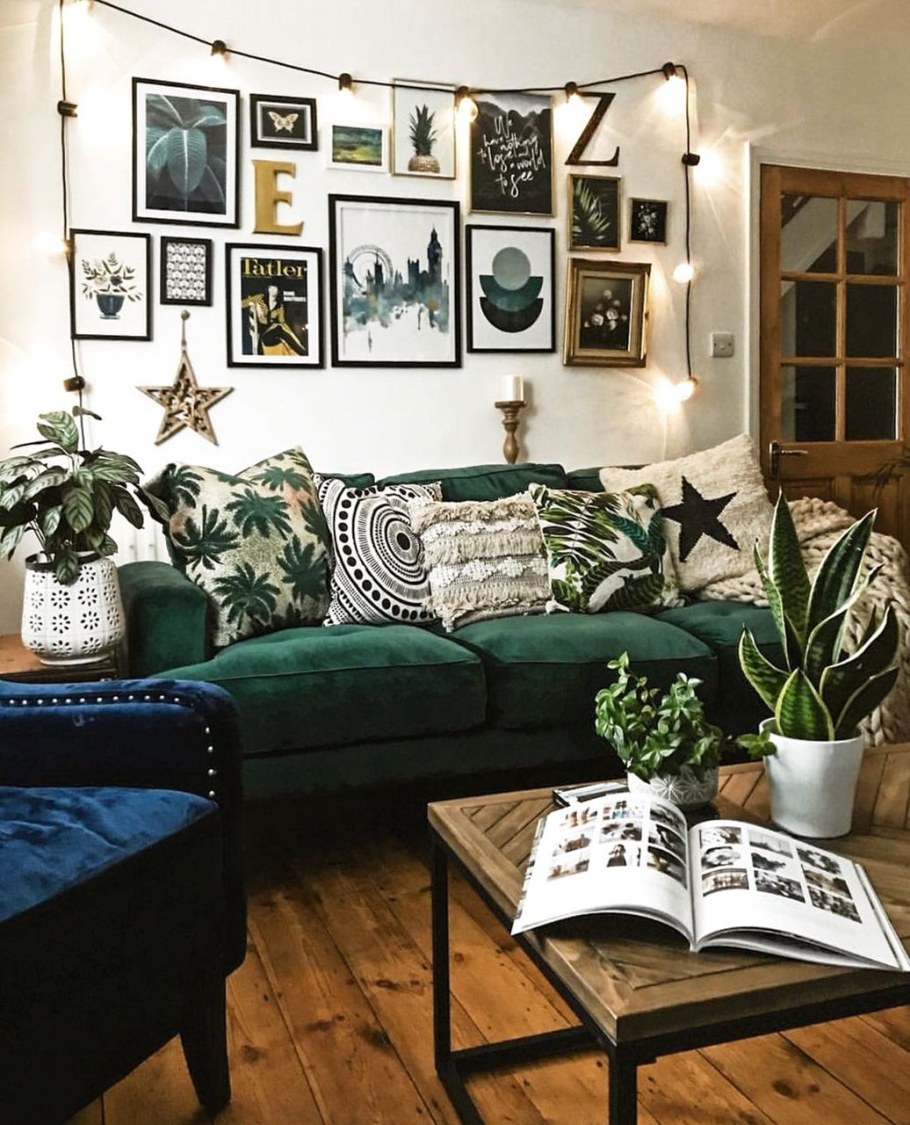 Зеленый диван с подушками