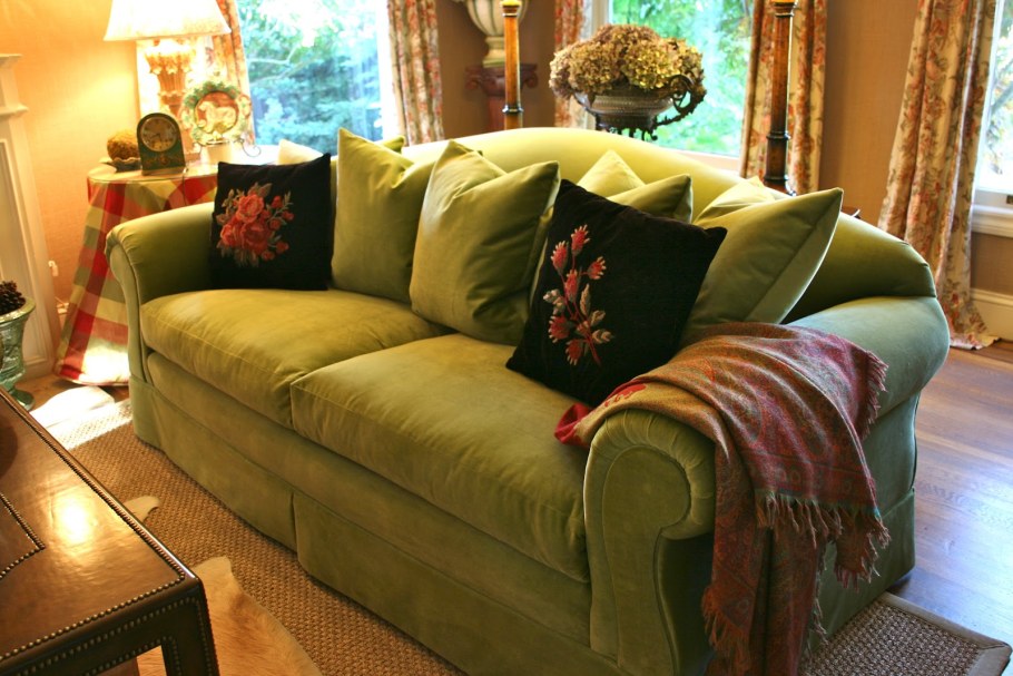 Диван английский зеленый с розами