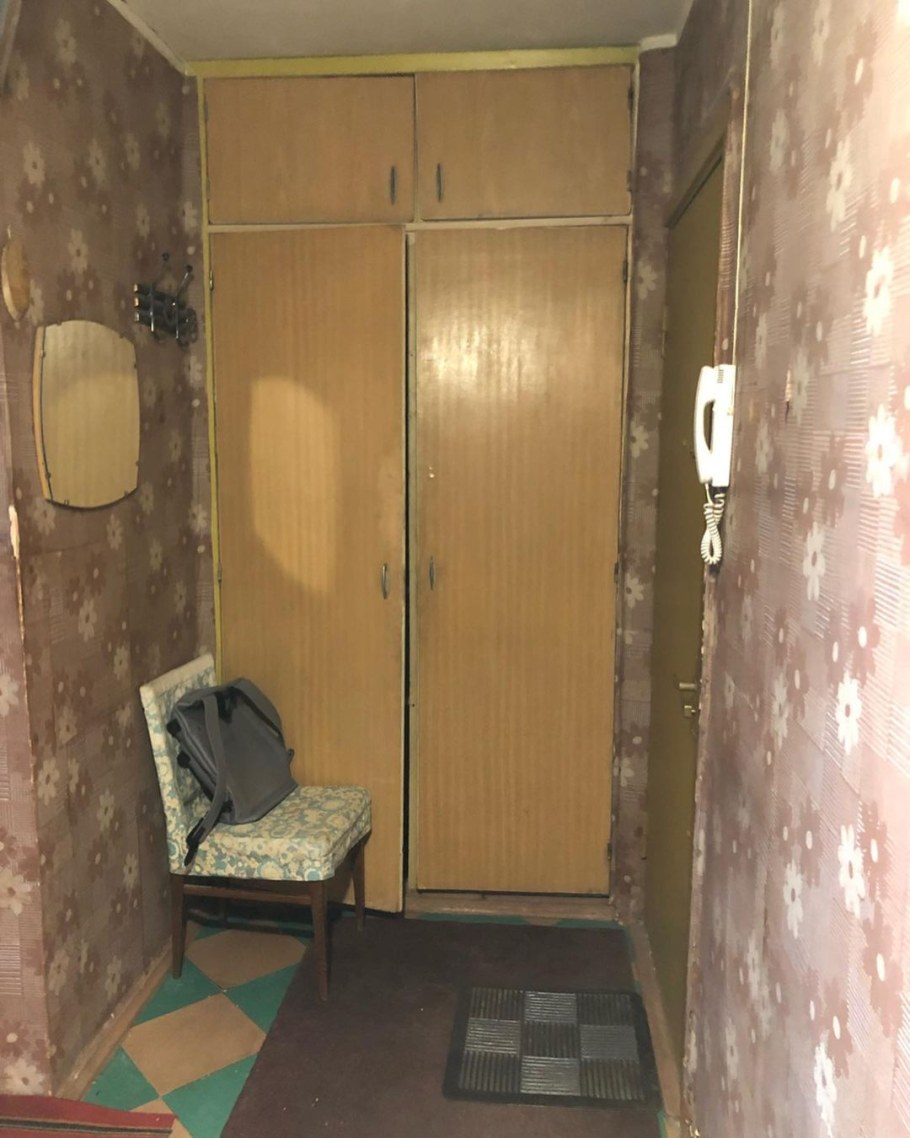 Двушка в хрущёвке с сервантом