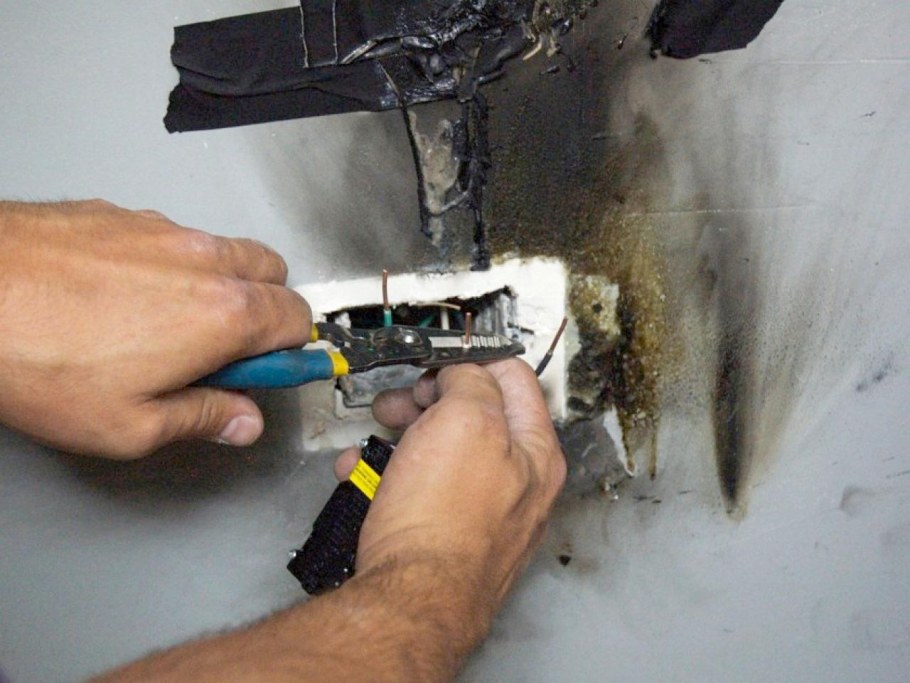 Монтаж розеток и выключателей