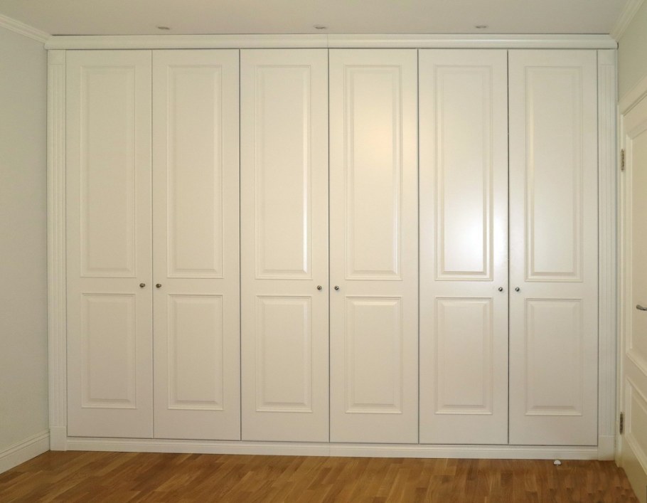 Встроенный шкаф с дверцами