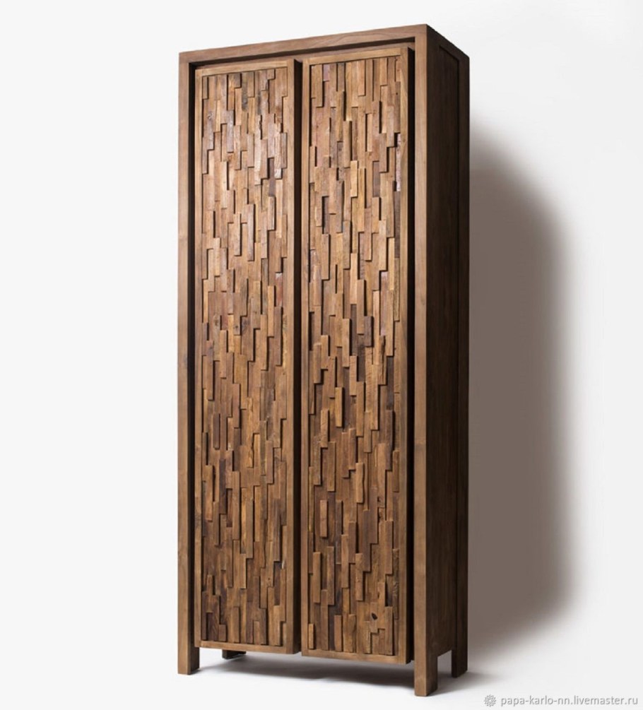Деревянный шкаф для одежды