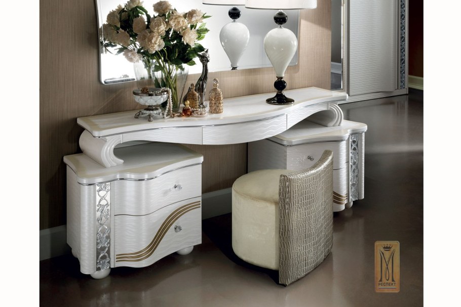 Угловой туалетный столик