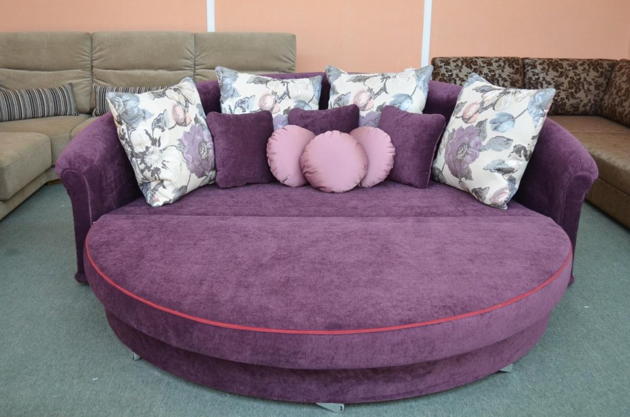 Круглый мягкий диван