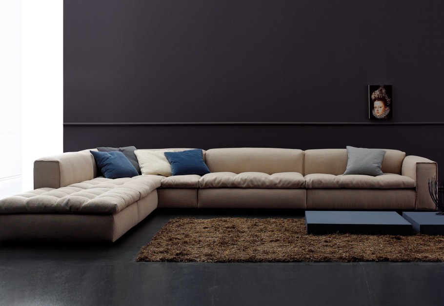 Диван с мягкими подушками