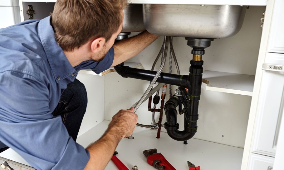 Сантехник в процессе работы