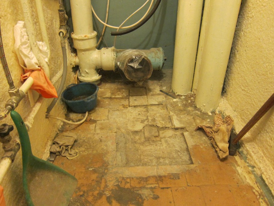 Демонтаж старого унитаза