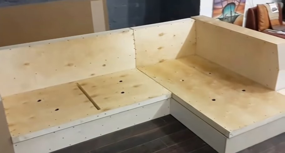 Как называется часть дивана сбоку большей длины