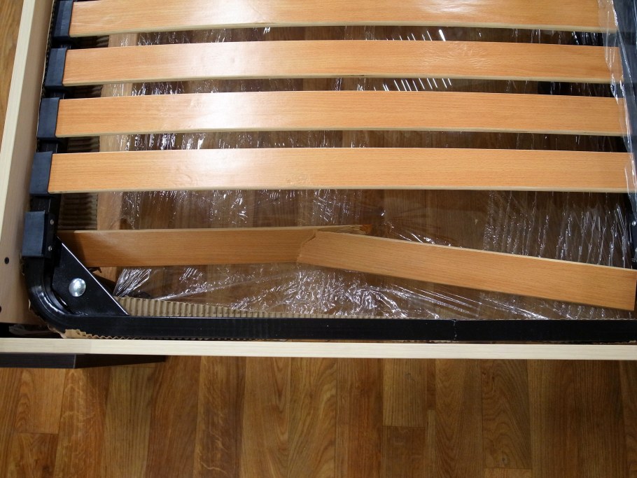 Человек лежит на диване