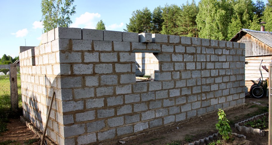 Хозблок из керамзитобетонных блоков с односкатной крышей