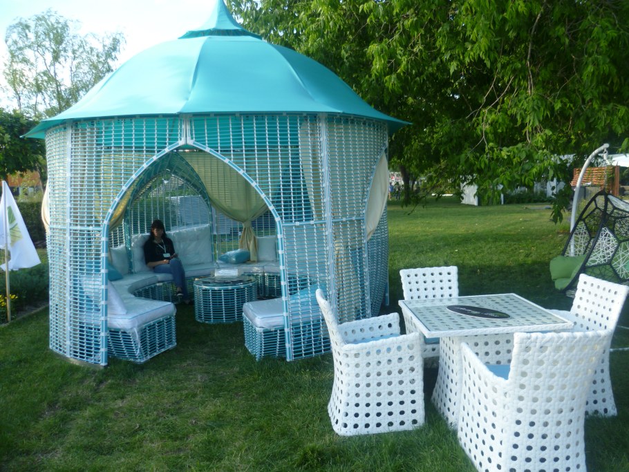 Беседка на участке застекленная