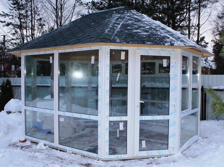 Беседка с пластиковыми окнами