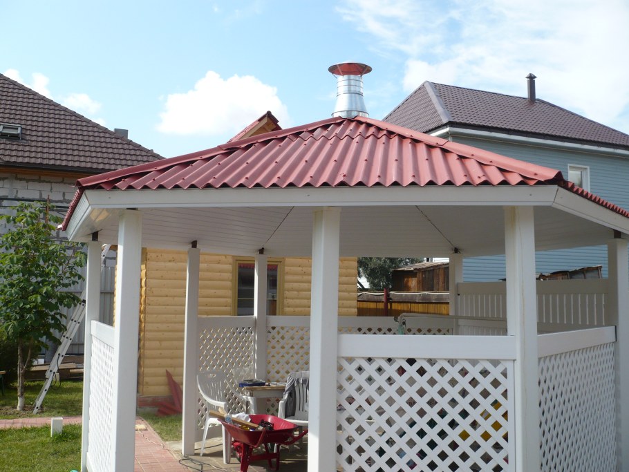 Деревянная крытая беседка