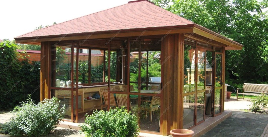 Полузакрытая беседка для дачи