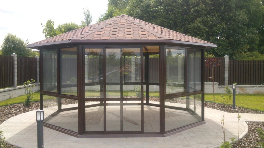 Беседка с пластиковыми окнами