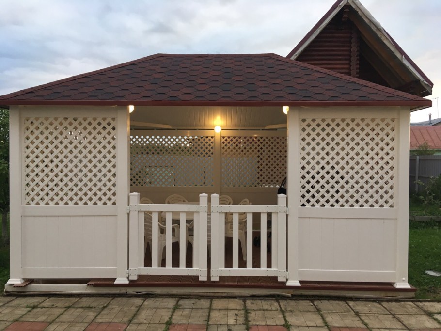 Застекленнаябеседка с двускатной крвшей
