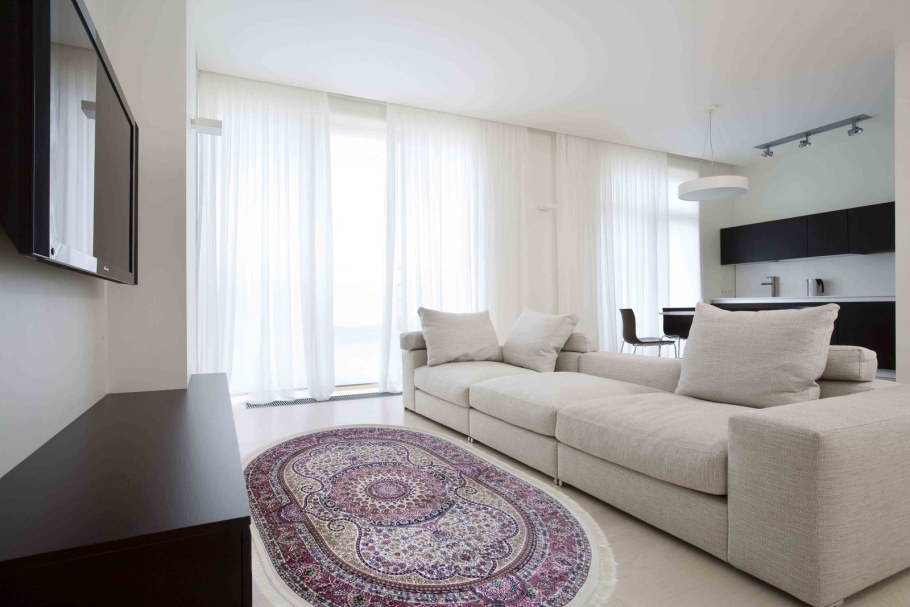 Ковер в гостиной с угловым диваном