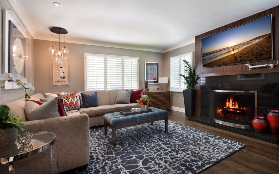 Бежевый ковер в интерьере гостиной