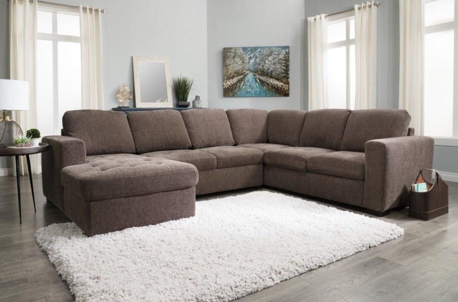 Ковер в гостиной с угловым диваном