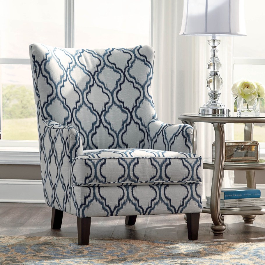 Кресло с синим узором