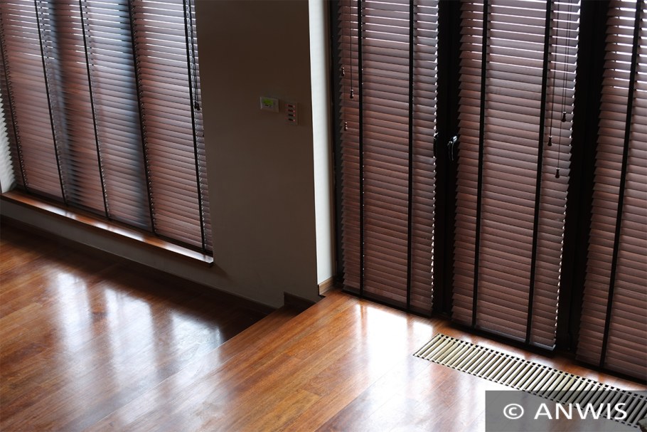 Деревянные жалюзи на двери вертикальные