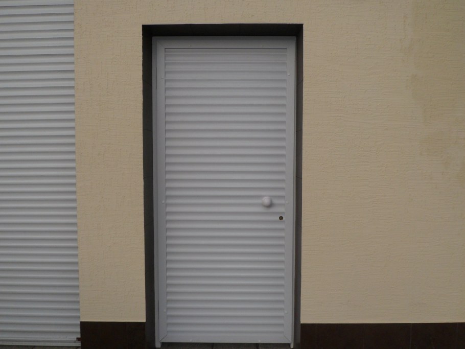 Рольставни на дверной проем
