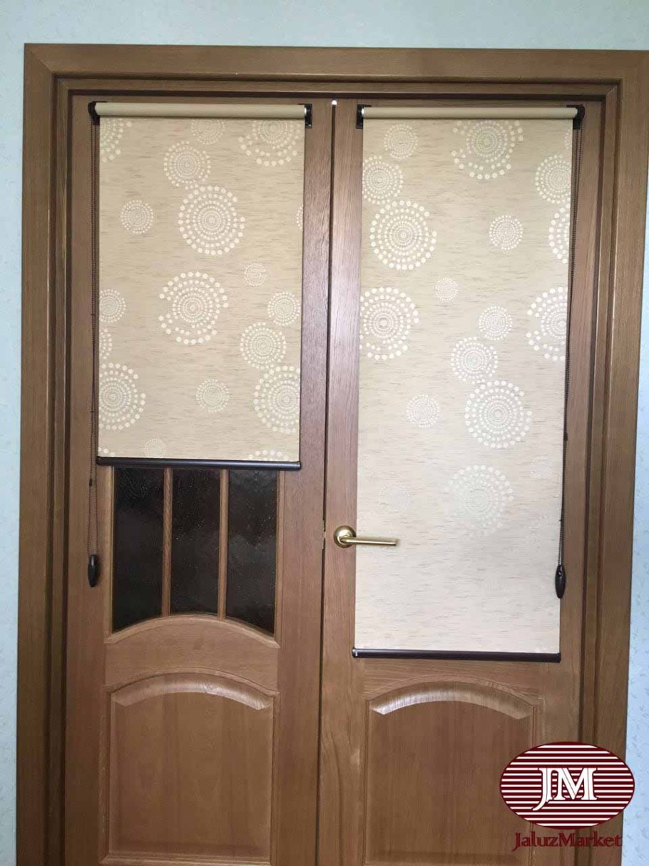 Рулонные шторы на двери межкомнатные