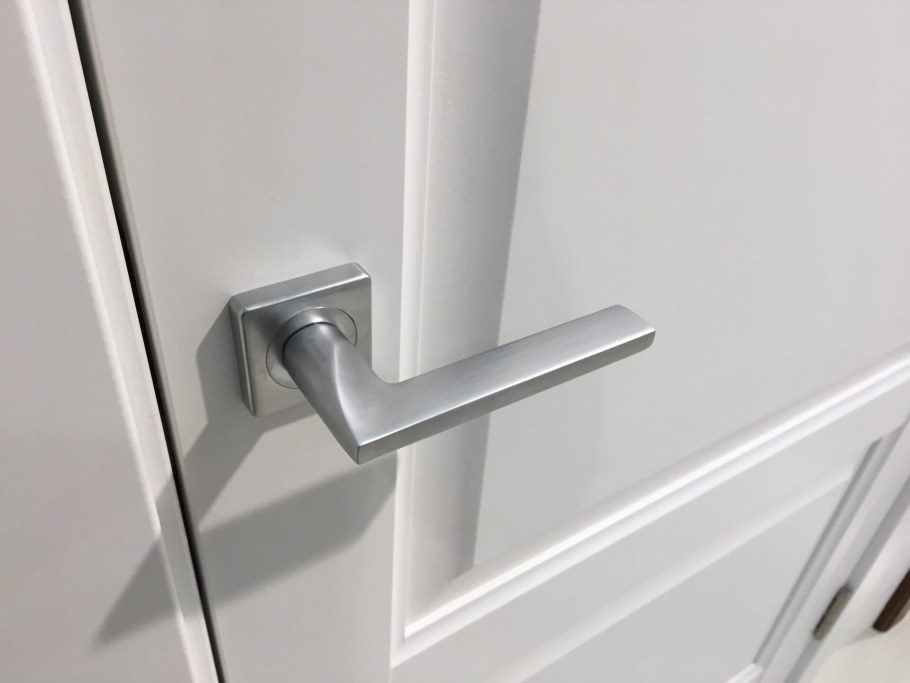 Черные ручки для межкомнатных дверей