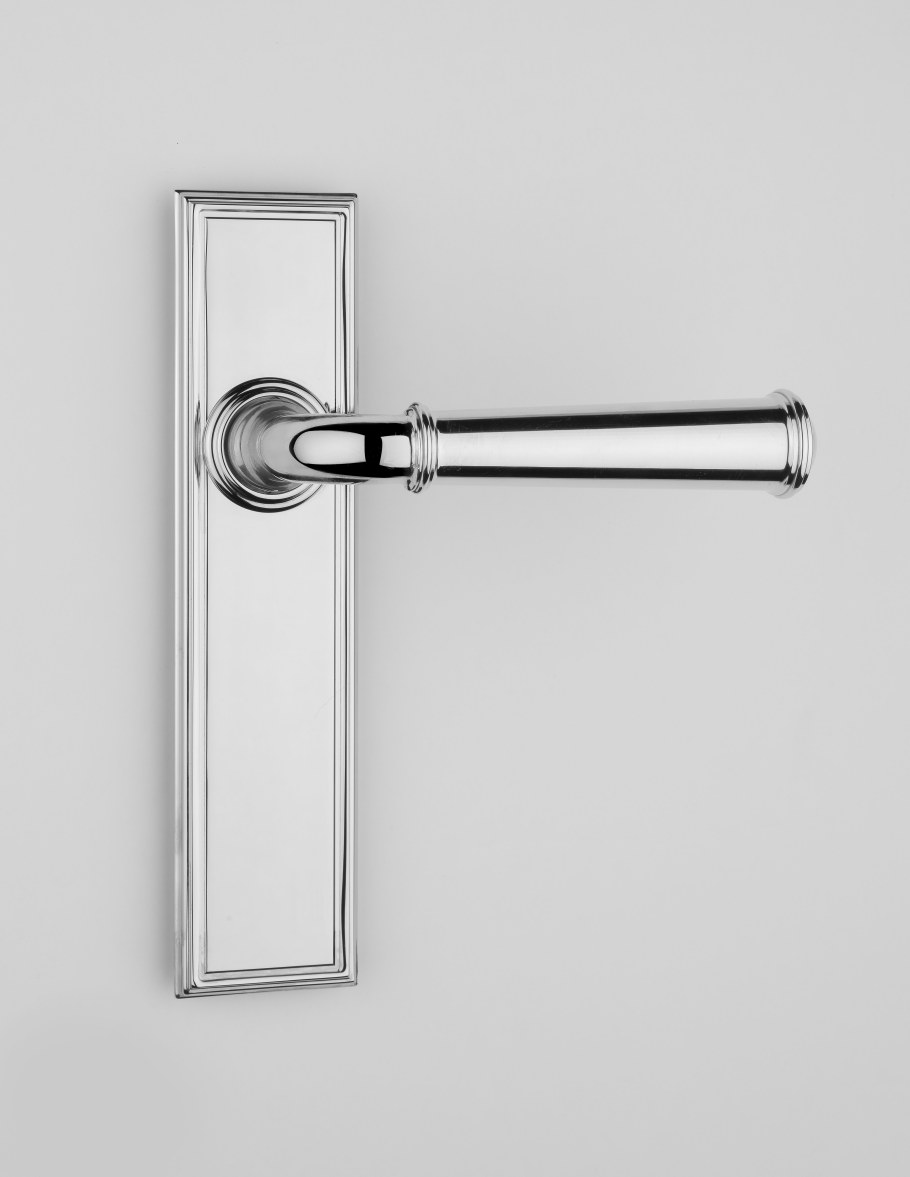 Белые двери с хромированными ручками