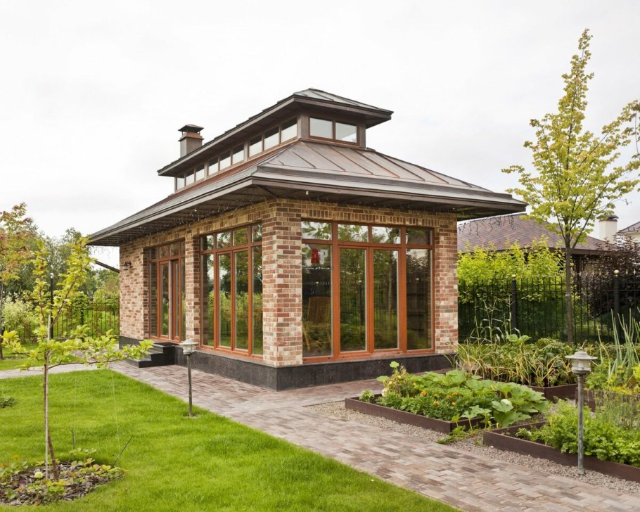 Застекленная беседка