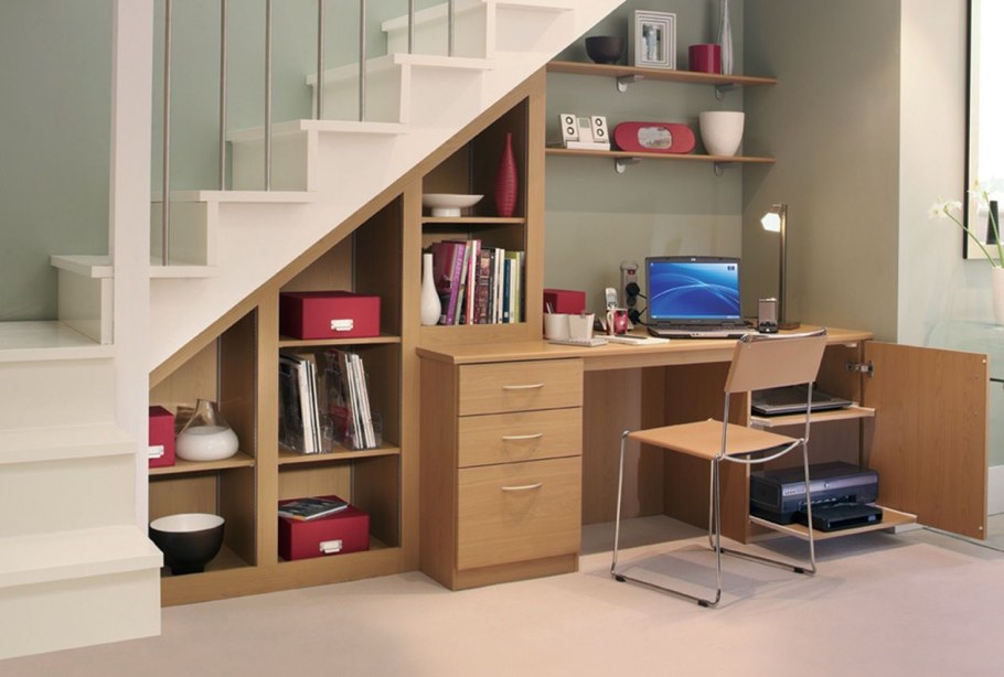 Выдвижные ящики под лестницей