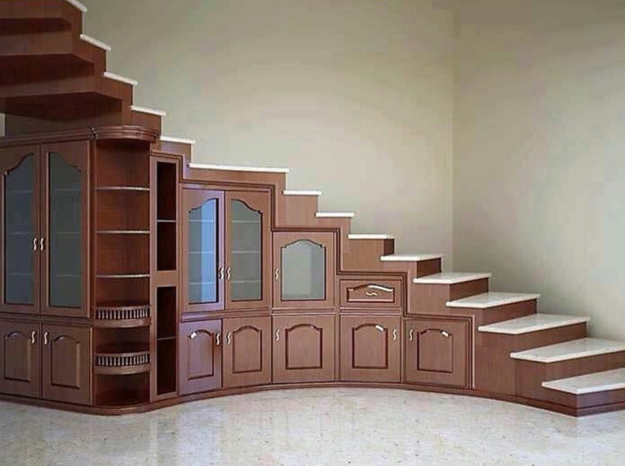 Гардеробная под лестницей