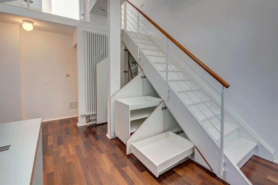 Стенка под лестницу