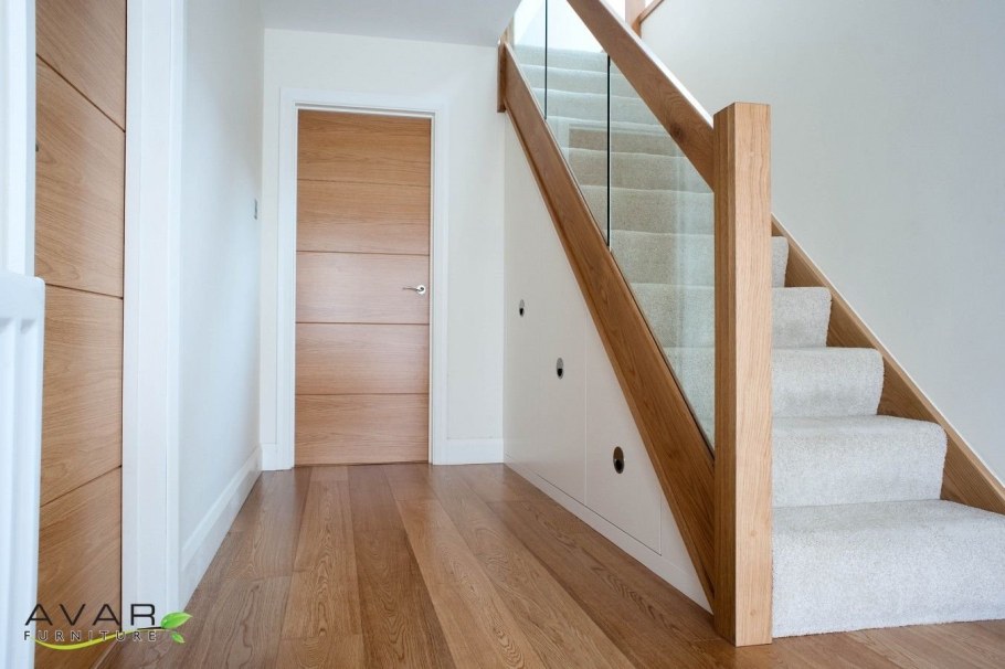 Пространство под лестницей в загородном доме