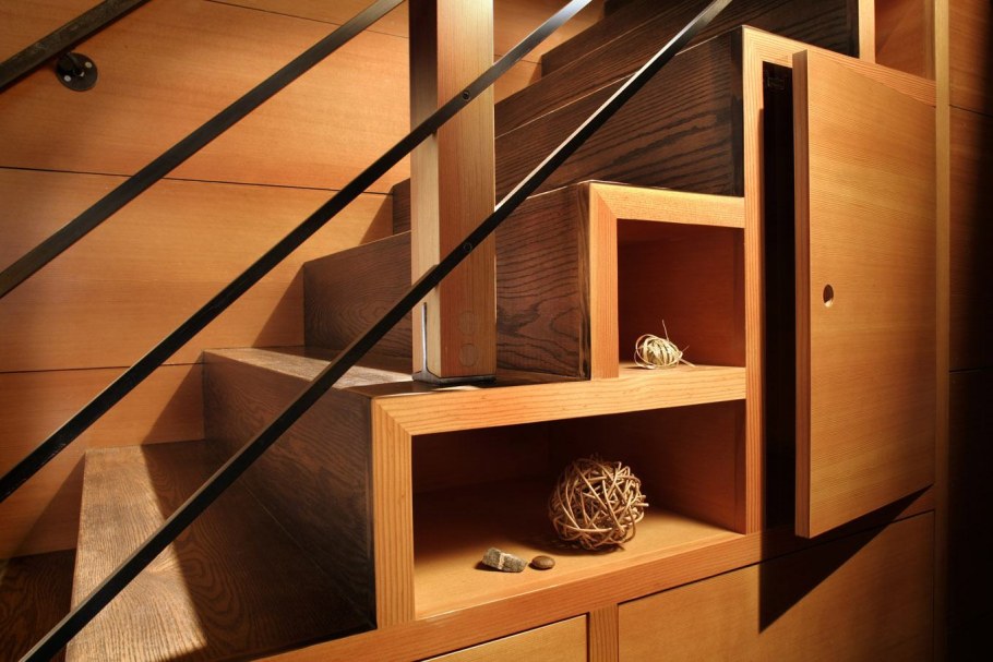 Прихожая в стиле лофт под лестницей