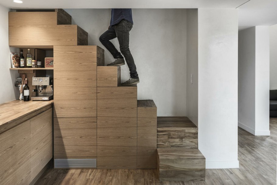 Интерьеры гостиных с лестницами