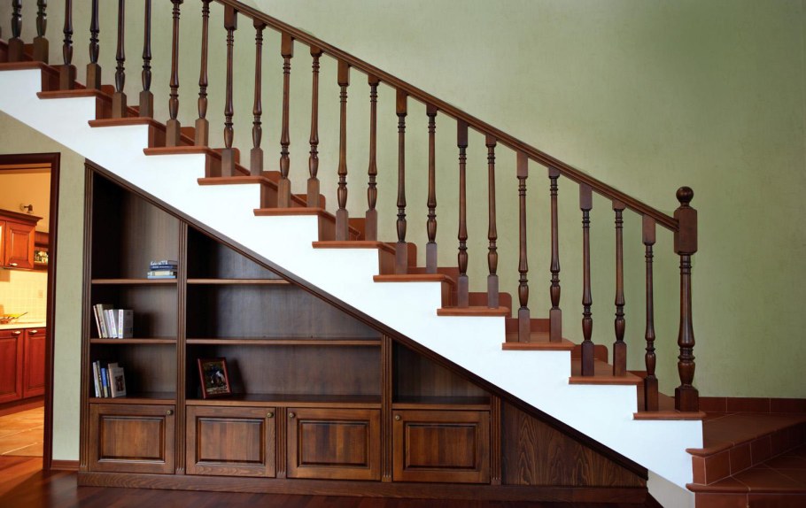 Шкаф под лестницей