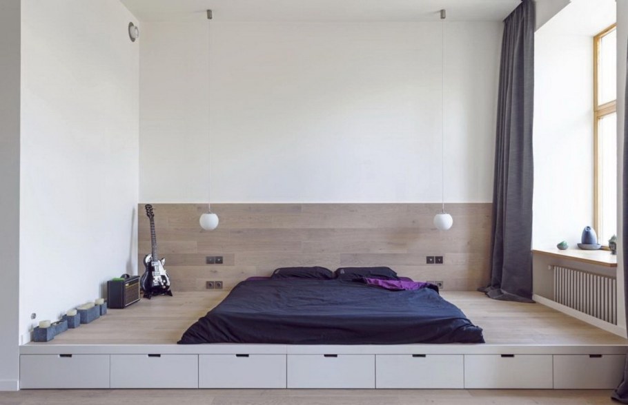 Кровать на подиуме в интерьере