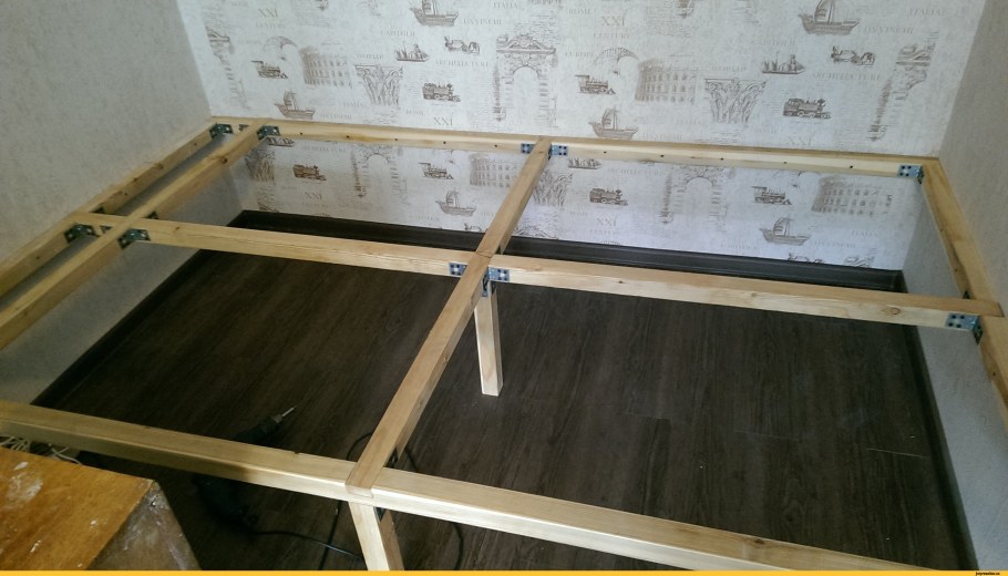 Деревянный каркас для подиума