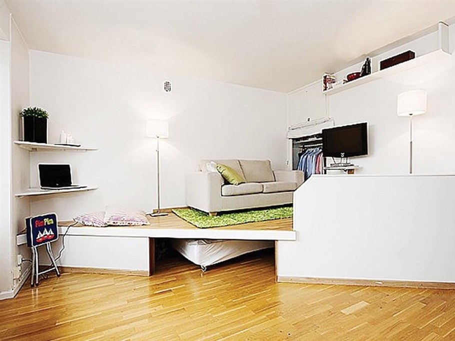 Маленькая студия с кроватью подиум