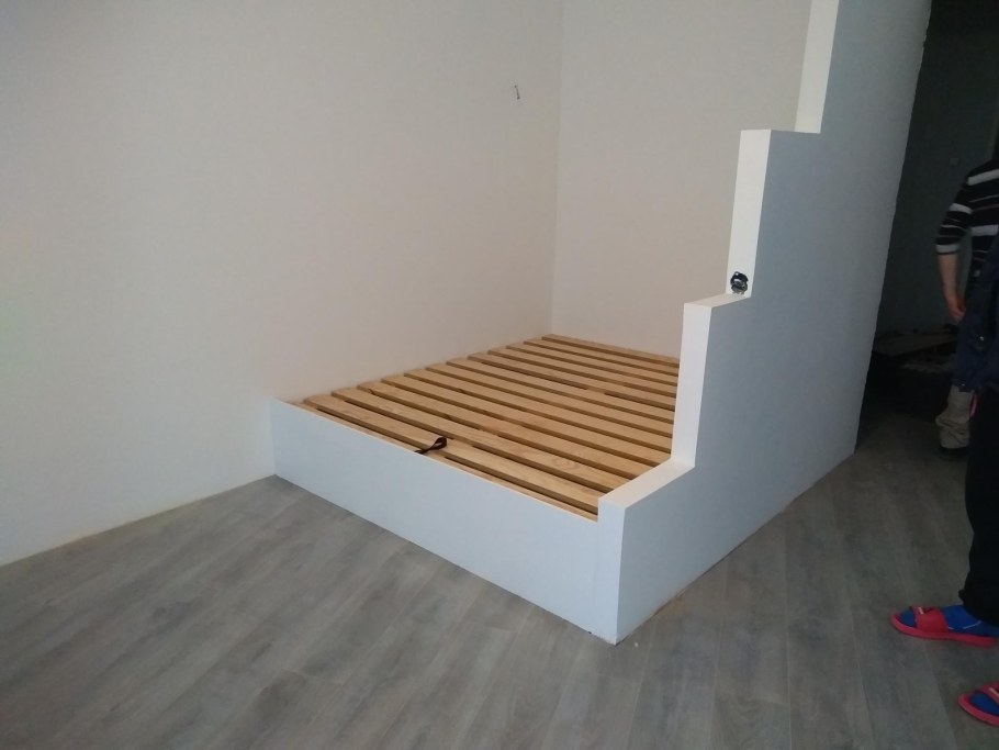 Кровать подиум в нише