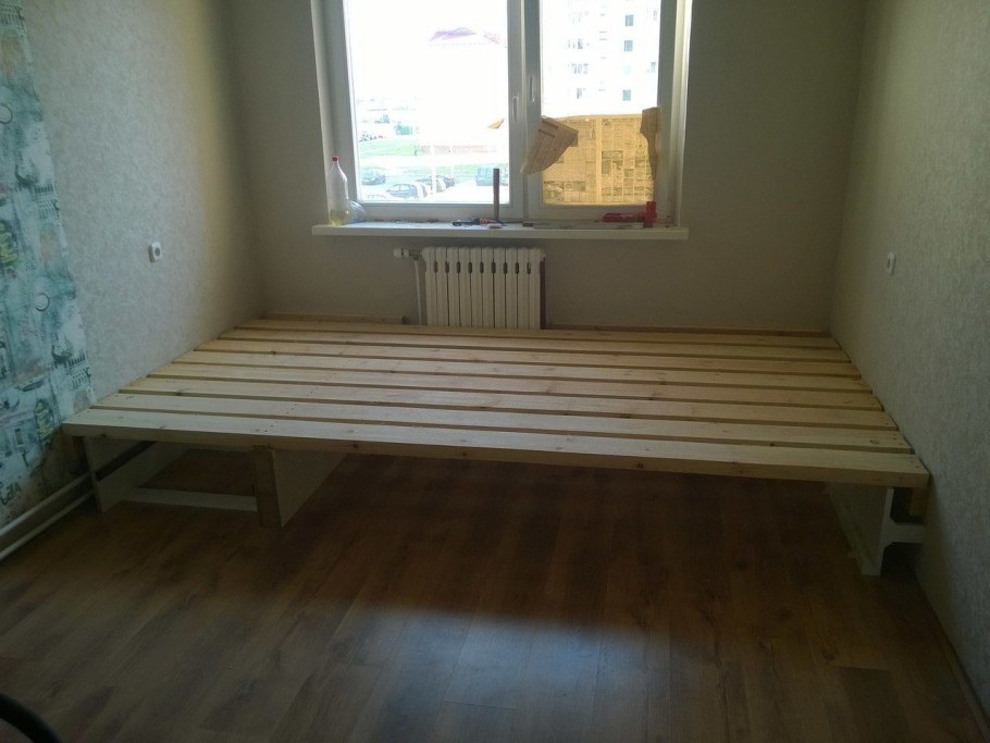 Подиум в детской комнате с выдвижной кроватью