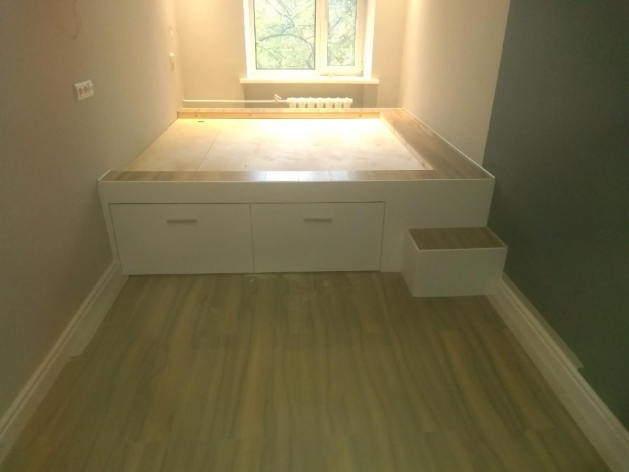 Кровать подиум у окна с батареей