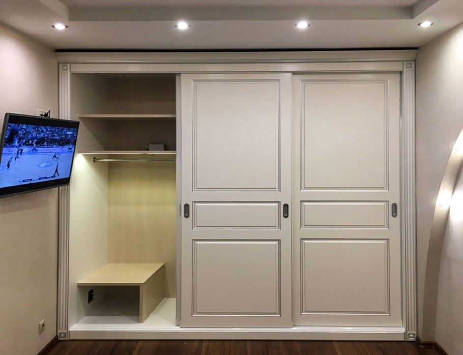 Шкаф купе с телевизором в спальню